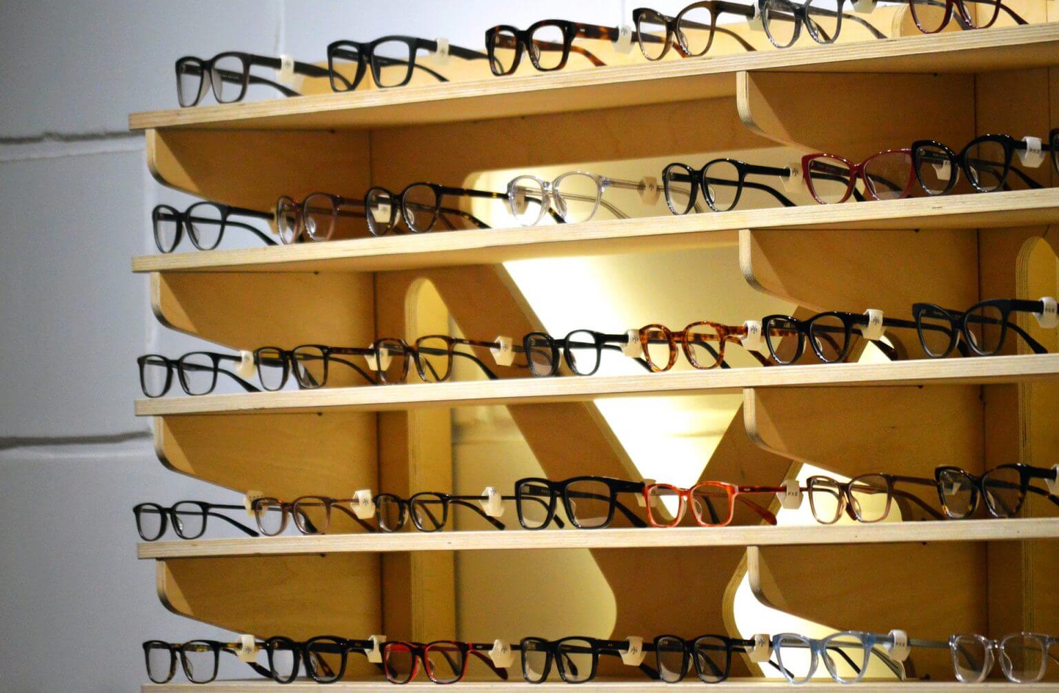 עיצוב חנות משקפיים